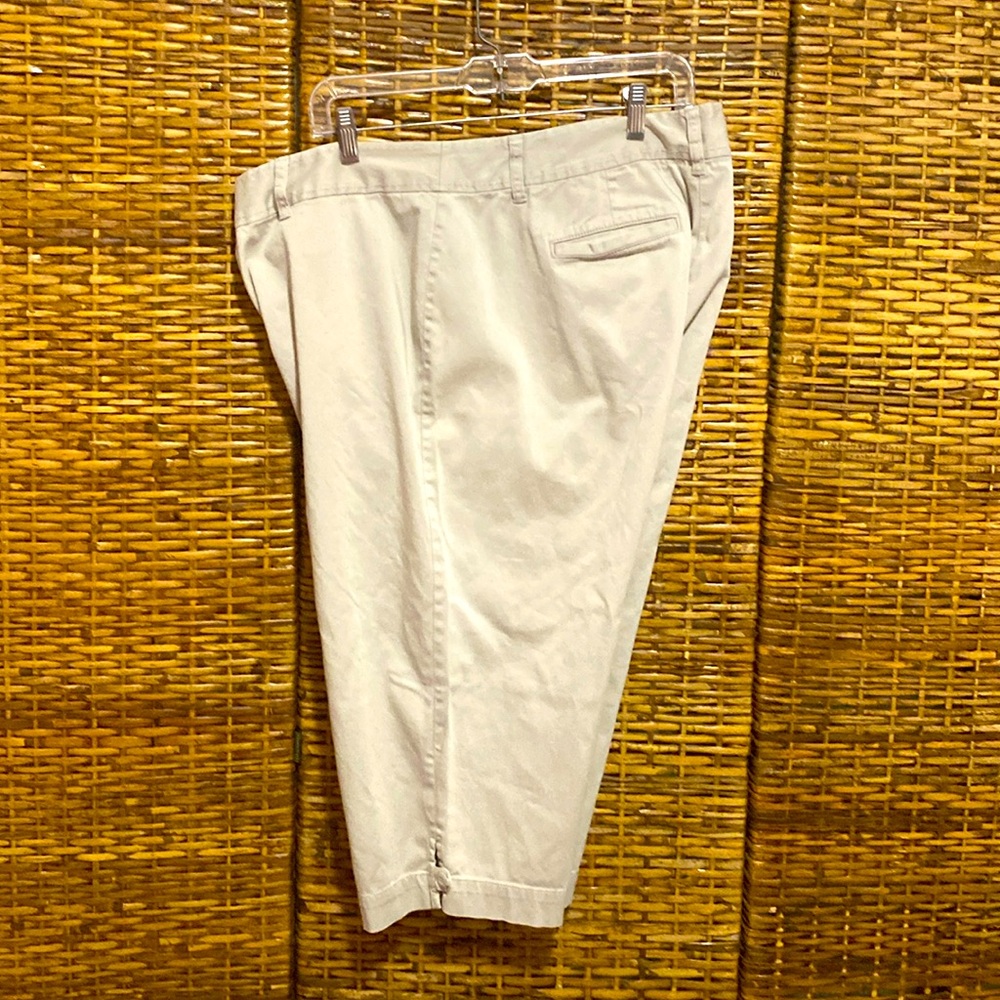 EUC Style & co Woman khaki tan Capris 18w